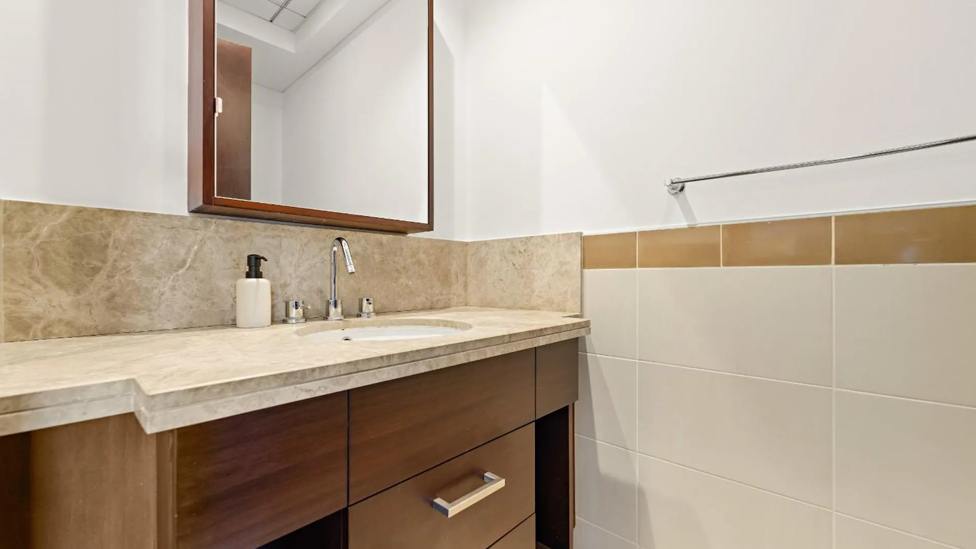 Vayk - Modern 1 Bd In Downtown Dubai Apartment